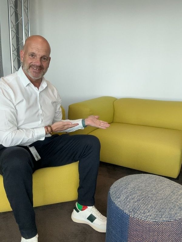 Thorsten Enderlin sitzt und hoert zu