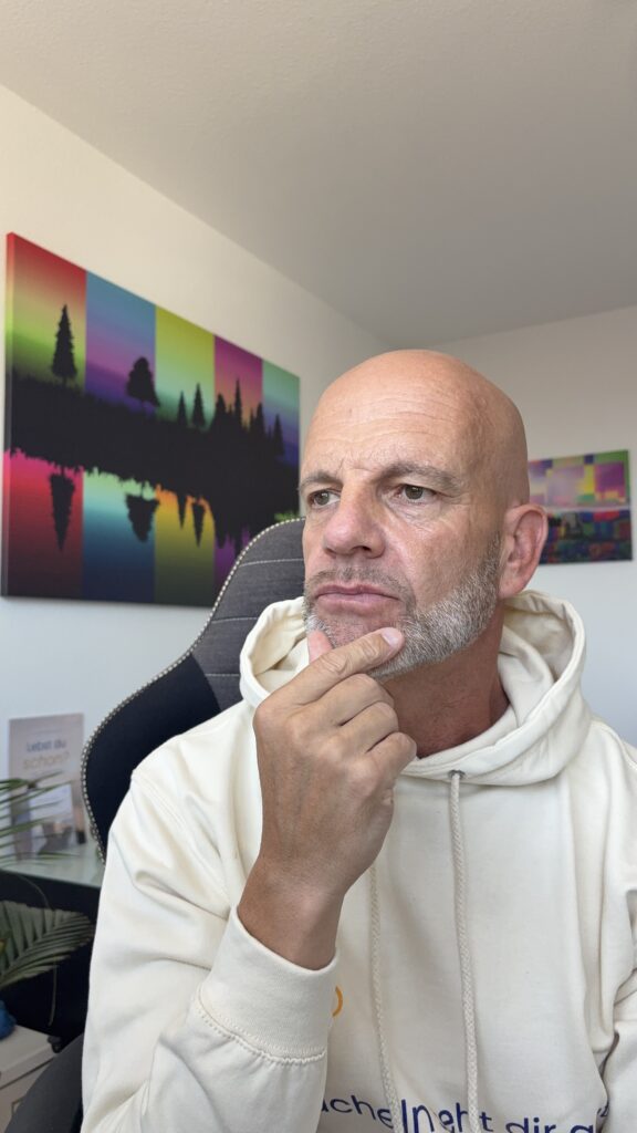 Thorsten Enderlin nachdenklich am Schreibtisch