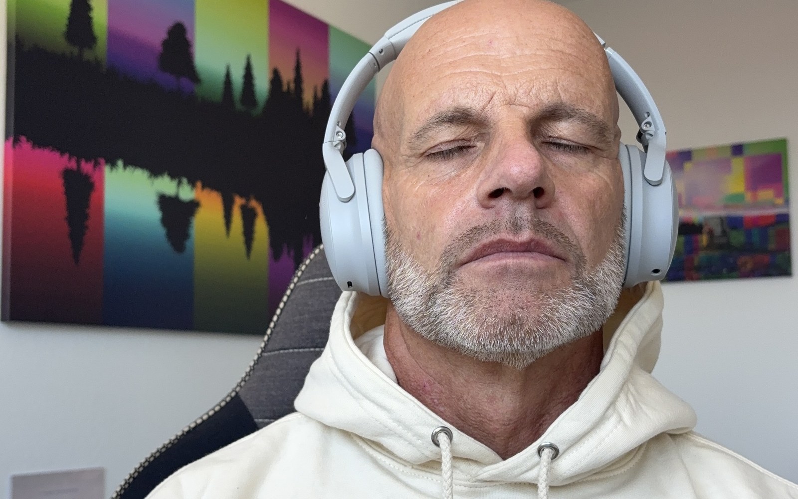 Thorsten Enderlin mit Kopfhörern, die Augen geschlossen, beim Hören