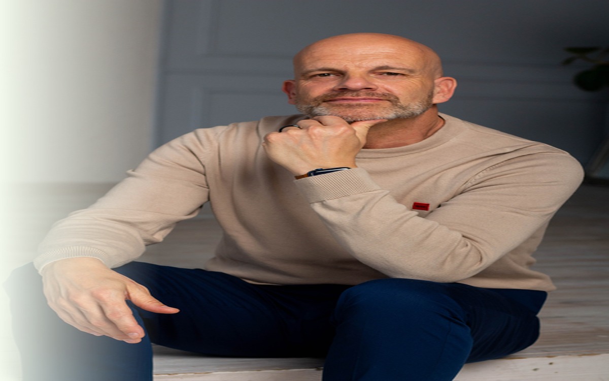Thorsten Enderlin sitzend, Standbild aus einem YouTube-Video