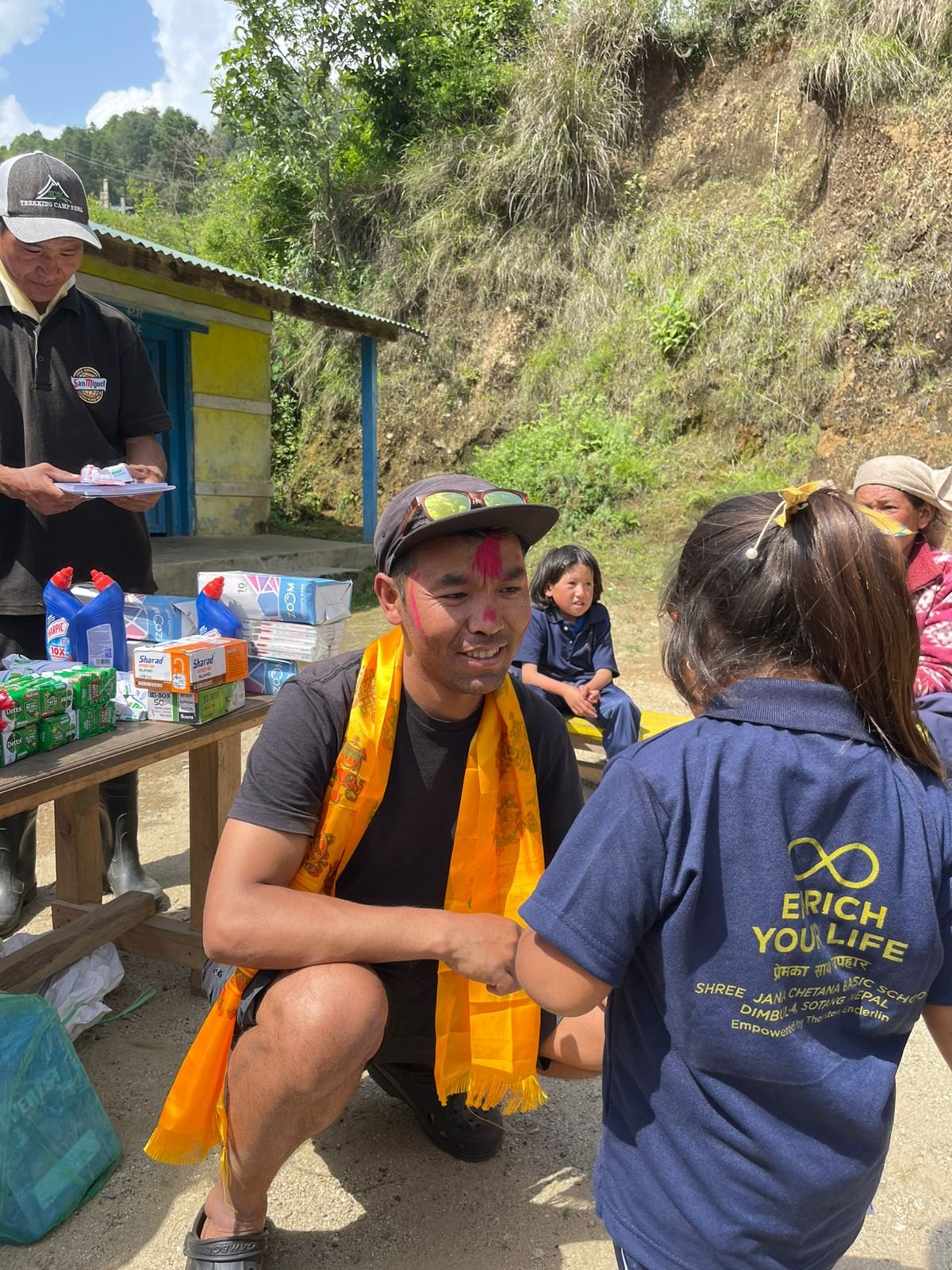Übergabe von Uniformen und Schulmaterial an der Dorfschule in Sotang