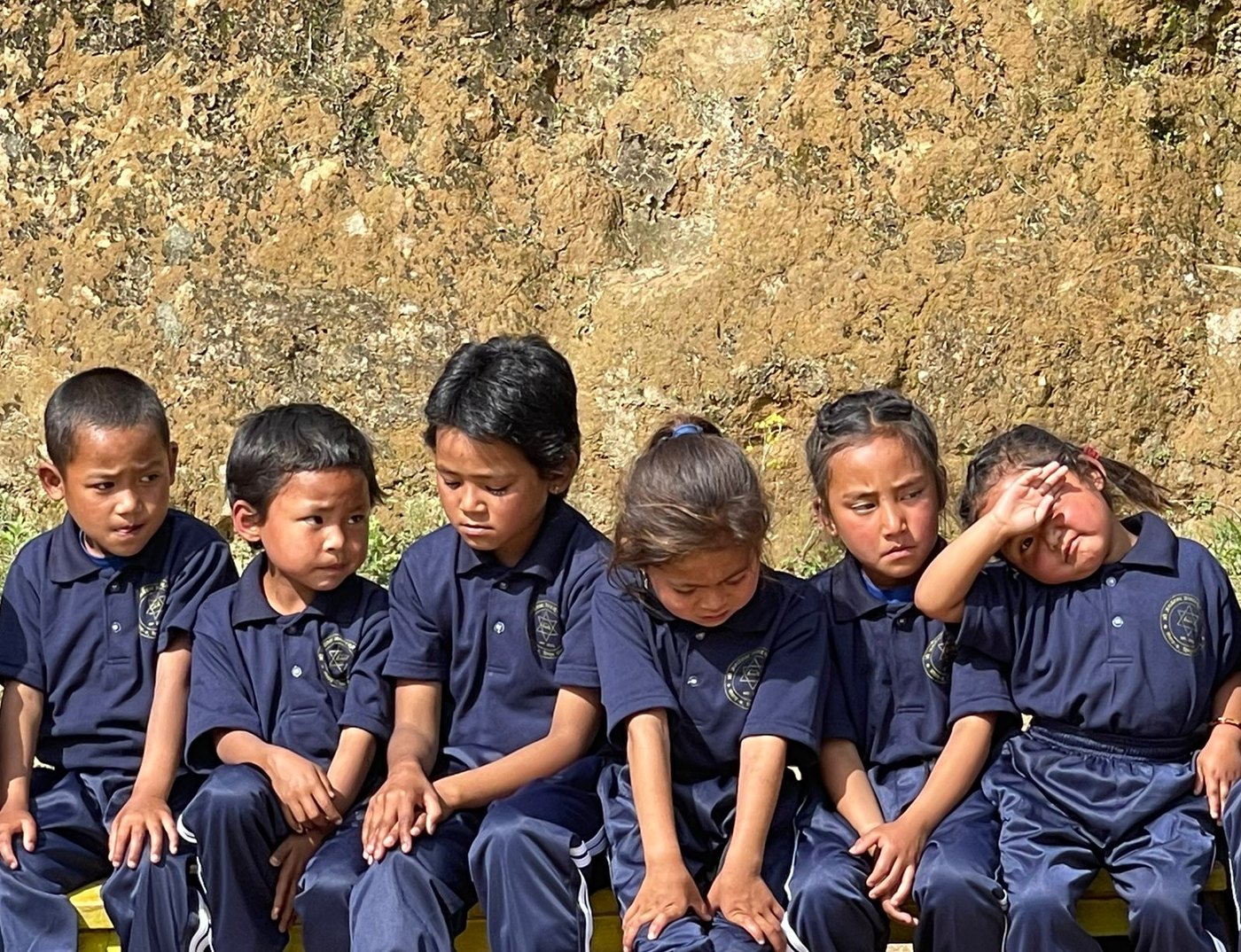 Sechs Schulkinder in den neuen Uniformen der Shree Jana Chetana Basic School