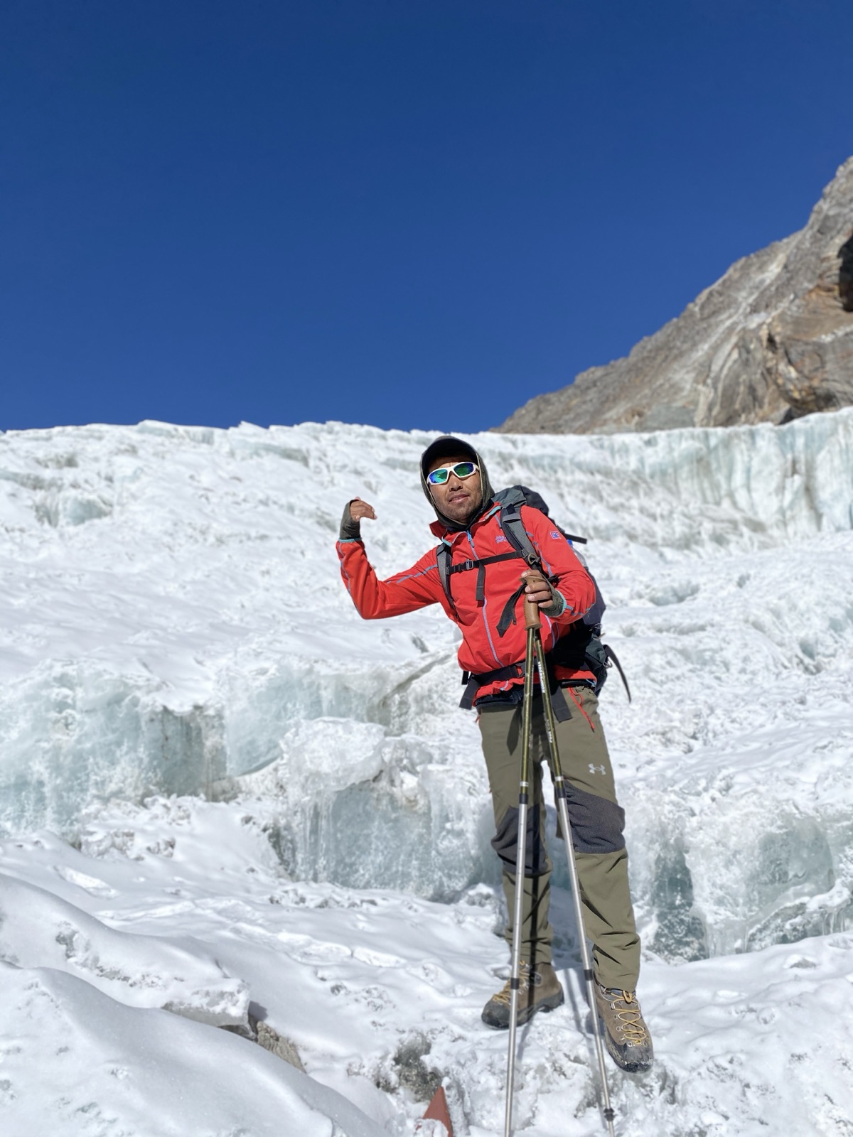 Dawa vor einer Eiswand am Chola Pass in Nepal
