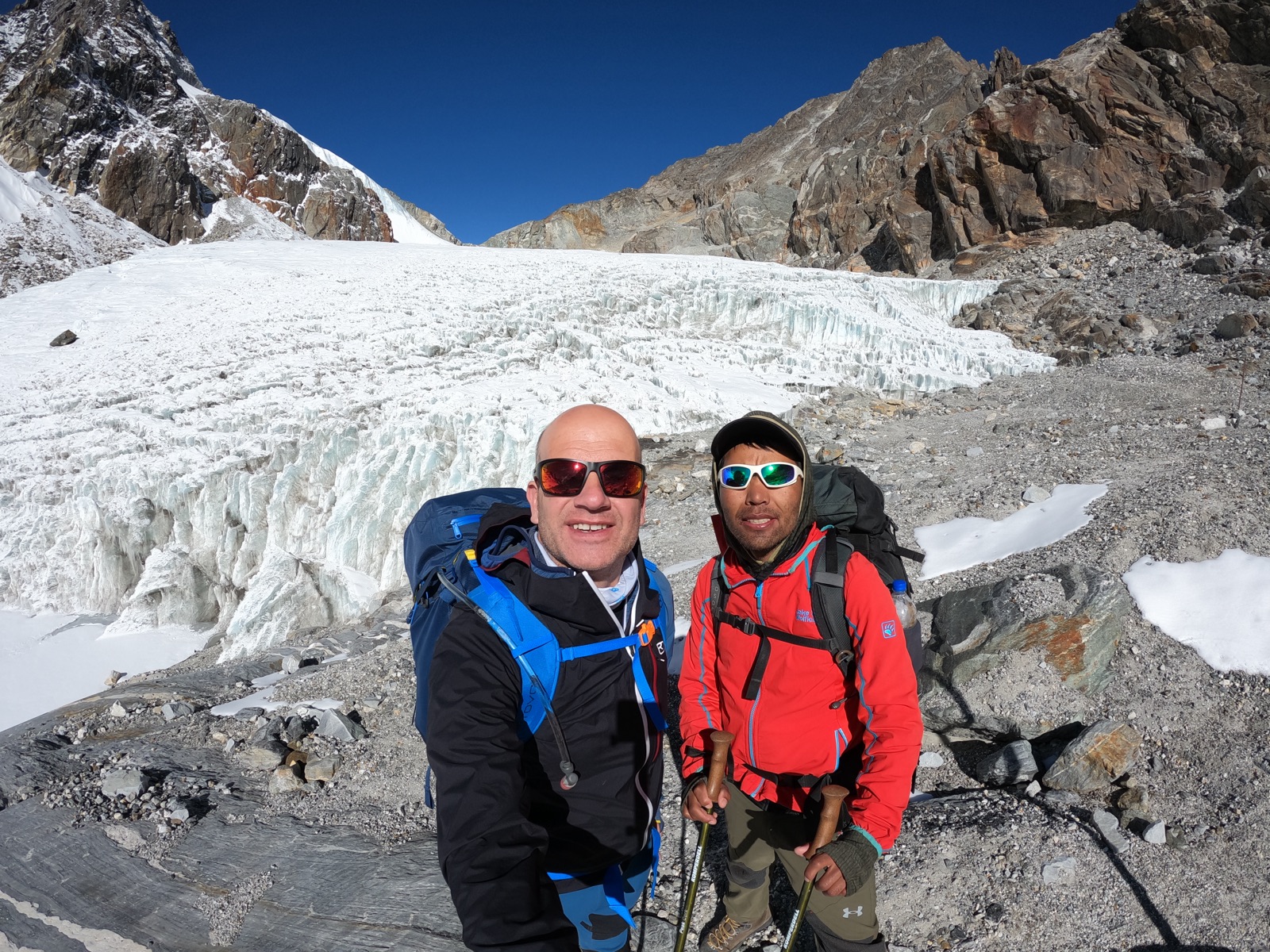 Thorsten Enderlin und Dawa vor einem Gletscher auf dem Weg zum Everest Base Camp