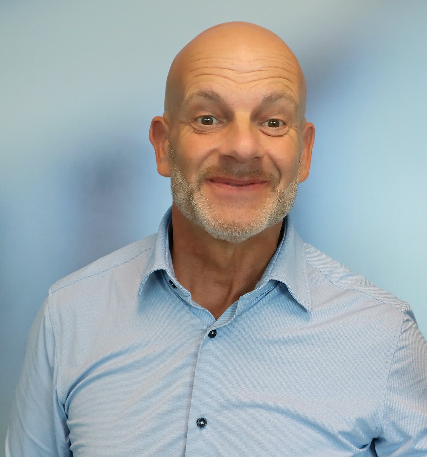 Thorsten Enderlin blickt in die Kamera