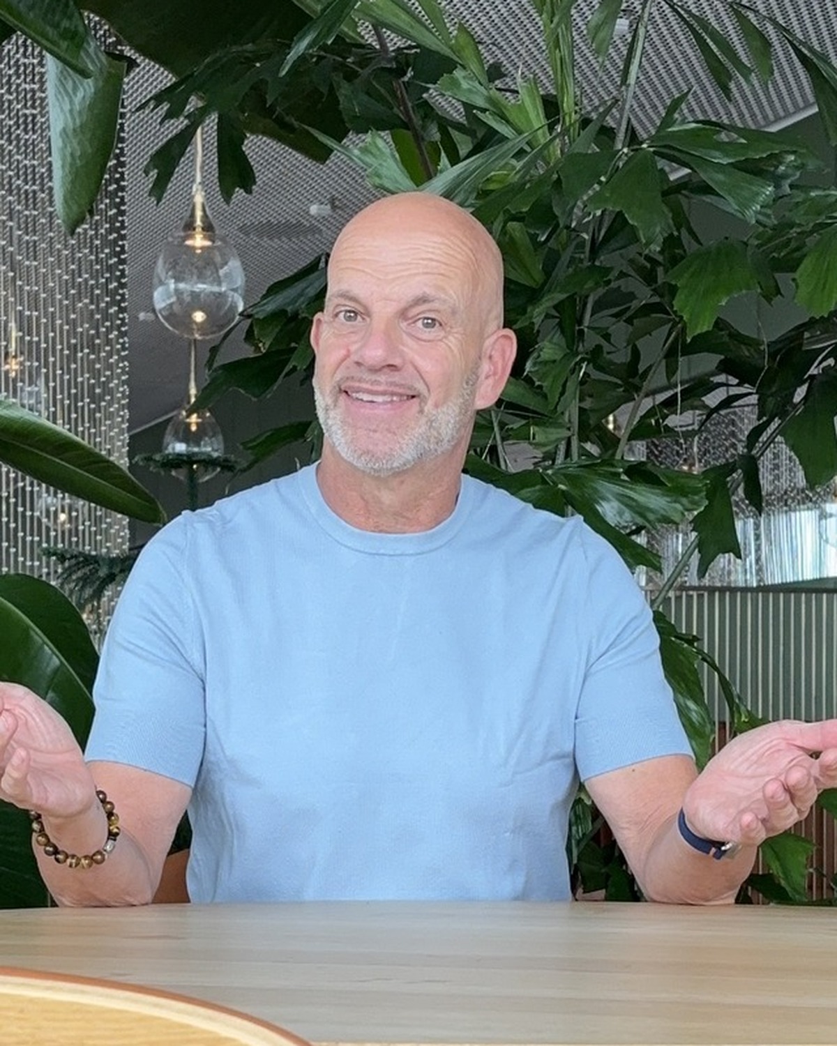 Thorsten Enderlin im hellblauen Shirt, offen und zugewandt