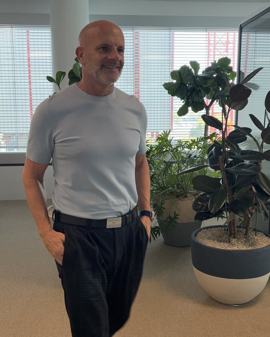 Thorsten Enderlin in einem Büro