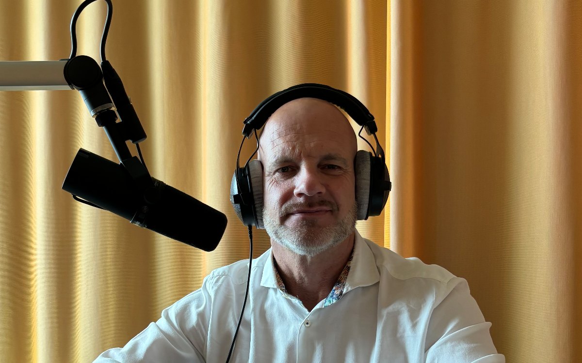 Thorsten Enderlin mit Kopfhörern am Mikrofon