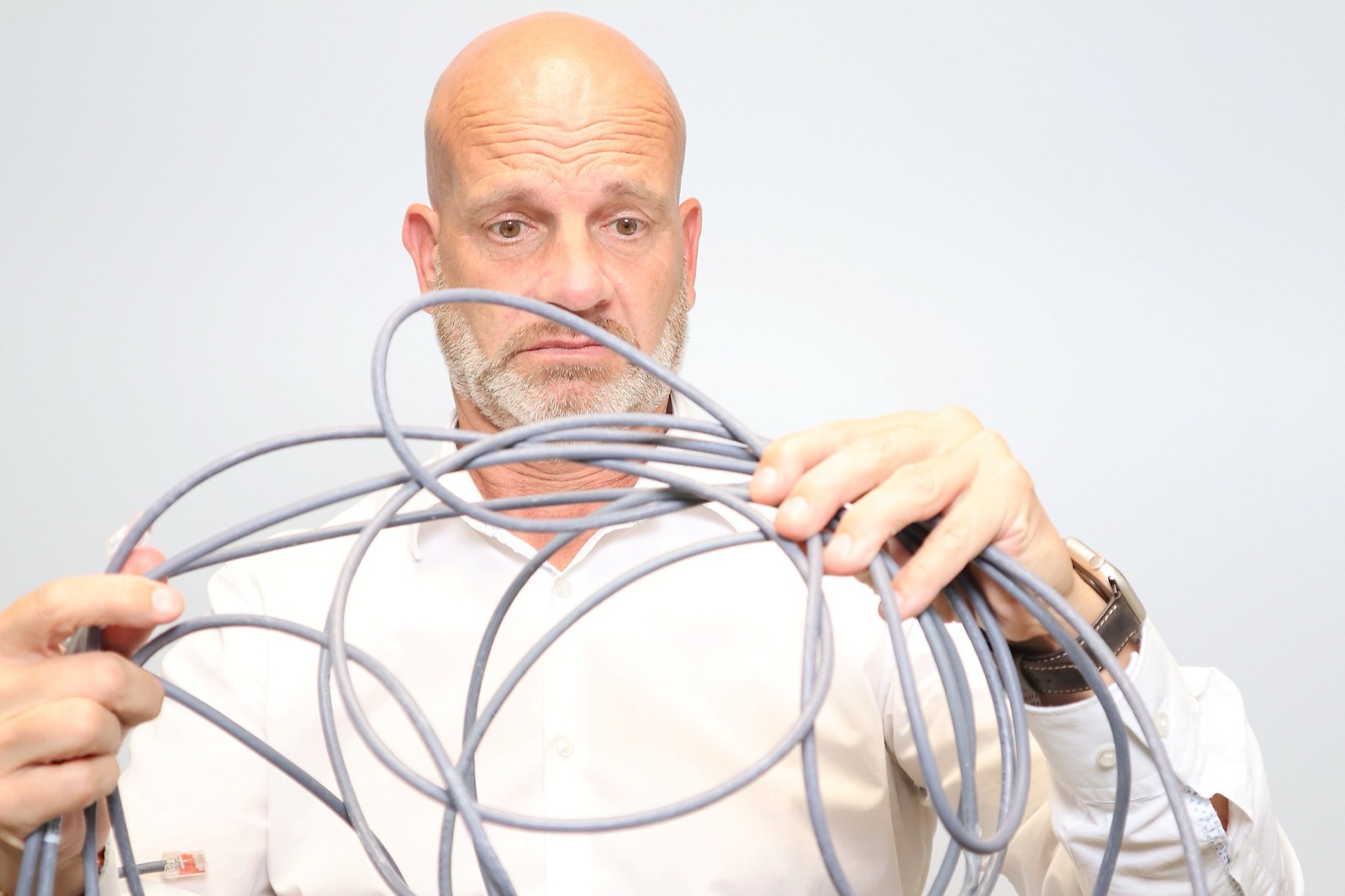 Thorsten Enderlin holding a tangle of cables