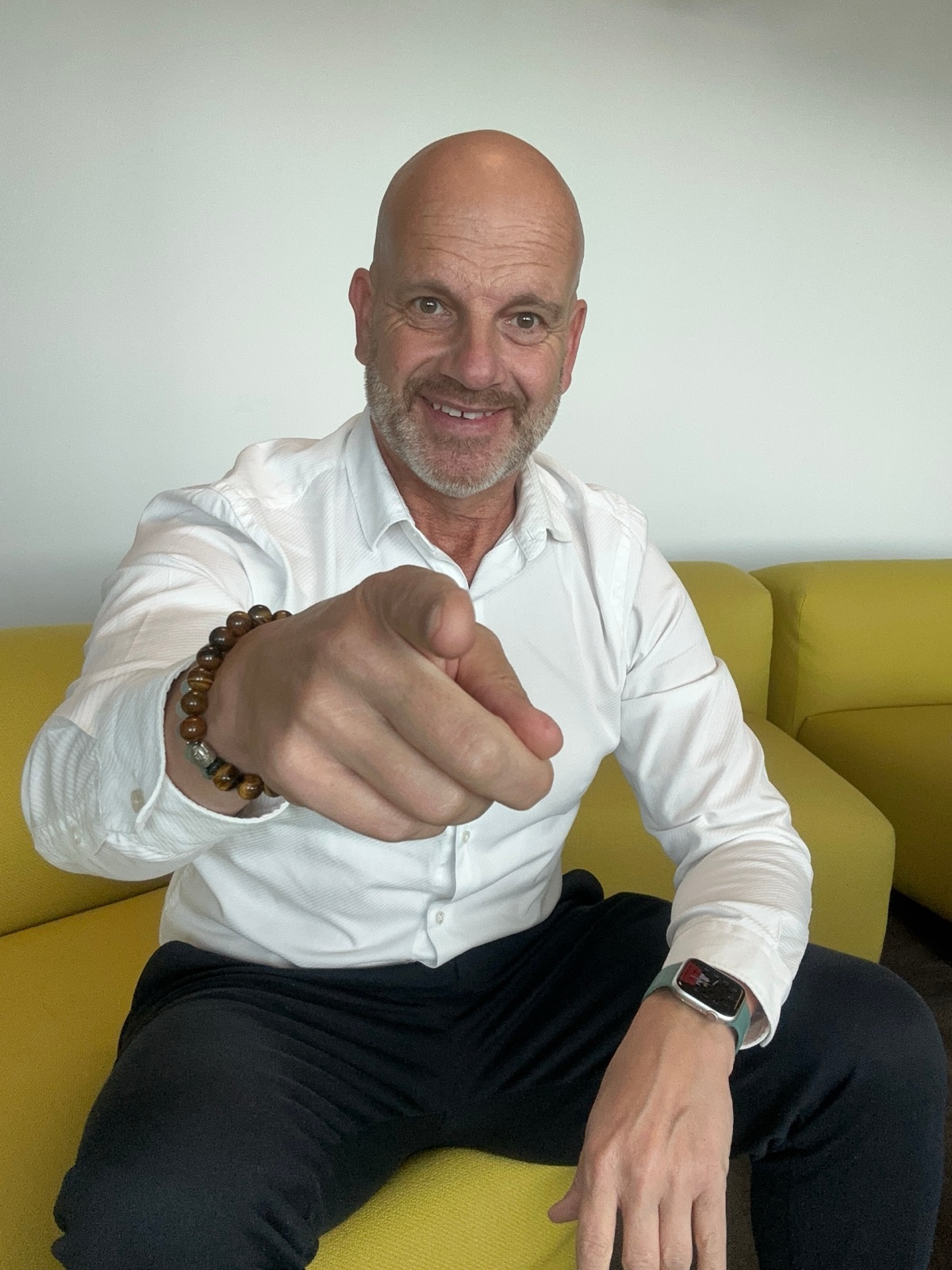 Thorsten Enderlin zeigt lächelnd auf den Betrachter