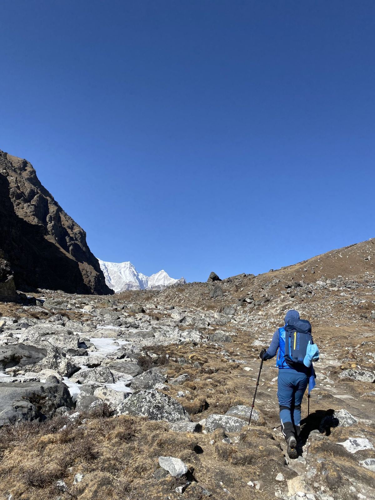 Wanderer auf dem Weg nach oben im Himalaya