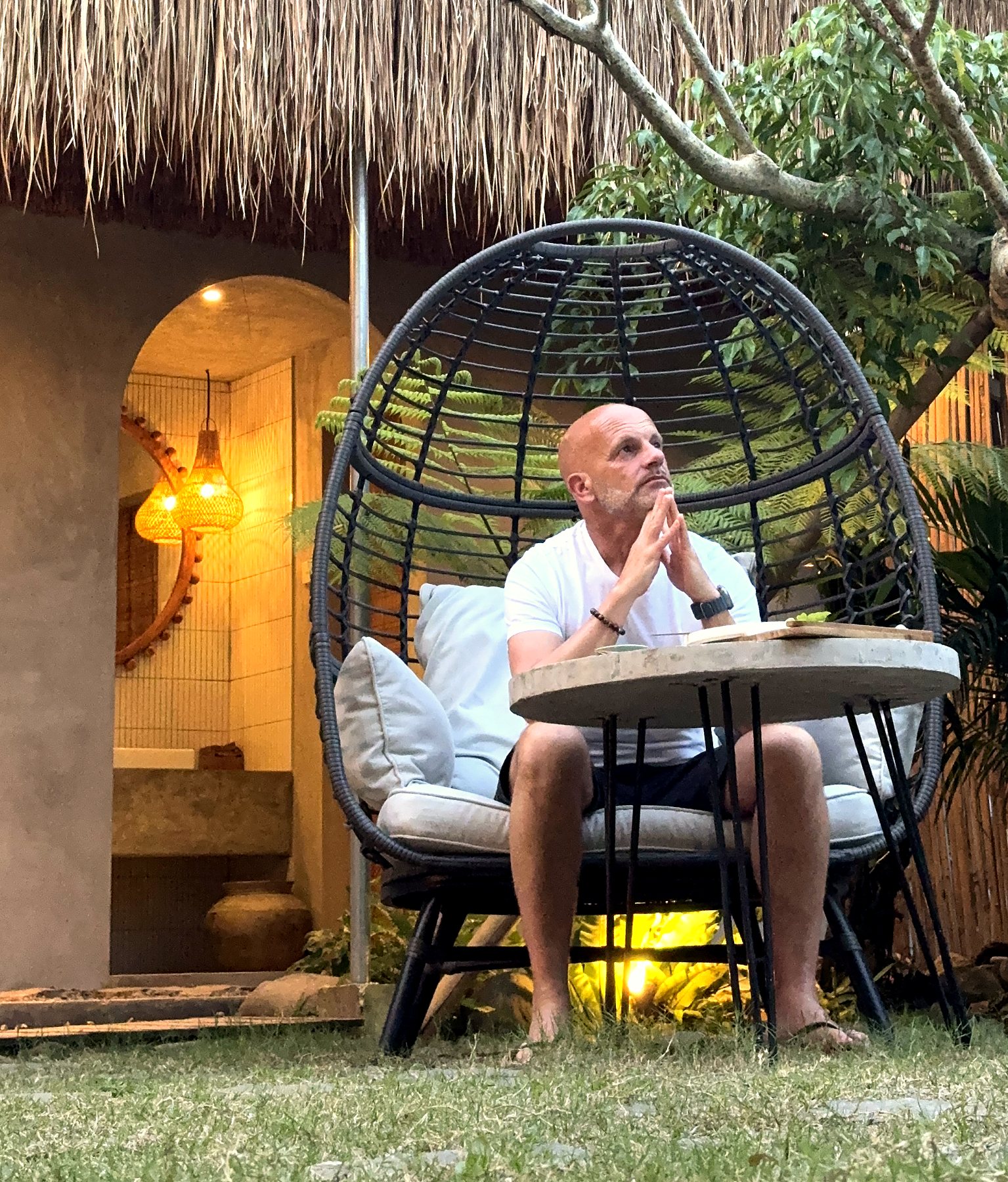 Thorsten Enderlin im Korbsessel in einer ruhigen Hotelanlage