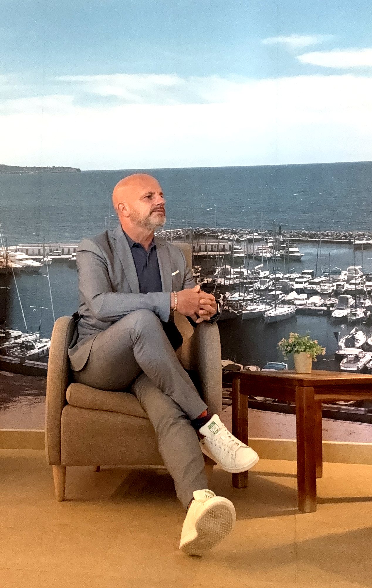Thorsten Enderlin im Lounge-Sessel mit Blick auf Hafen und Meer