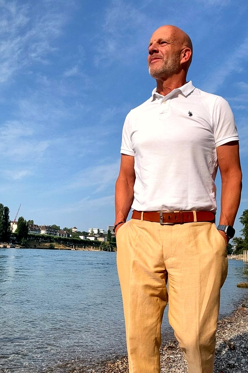 Thorsten Enderlin am Rheinufer, entspannt in der Sonne