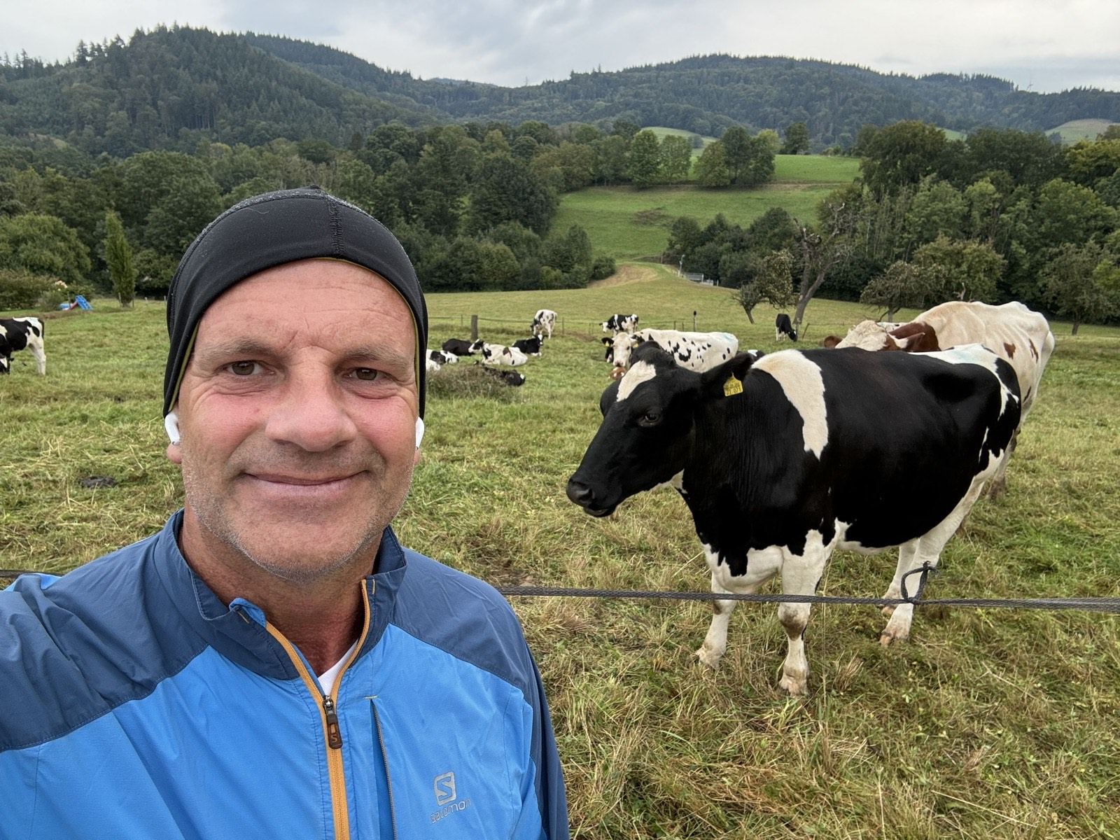 Thorsten Enderlin auf einer Schwarzwaldwiese mit Kühen